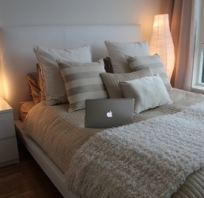 sypialnia, sen, architektura, wnętrze, poduszki,łóżko, laptop, lampy, ekstra