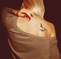 ptak, tatuaż, tattoo, motyw ptaka, blondynka, czerwone paznokcie