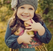 dziewczynka, piękna, kręcone, włosy, jabłka, uśmiech, czapka