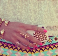 pierścionki, bransoletki, neonowe, paznokcie, wzorki, modne,złote
