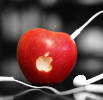 Jabłko z wyciętym znaczkiem apple, ciekawe czy coś takiego znalazłoby zastosowanie. Podłączone słuchawki.