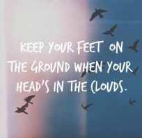 Zdjęcie motywujące: trzymaj stopy na ziemi kiedy twoja głowa buja w obłokach.
