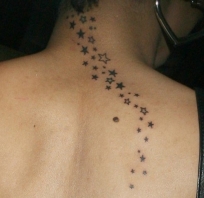 rihanna, tatuaż, wzór, gwiazdy, na plecach, wzory