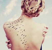 Tatuaż z motywem ptaków na plecach, dużo ptaków. 