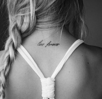 Tatuaż na plecach dziewczyny "live forever"