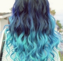 Dziewczyna o niebieskich włosach.