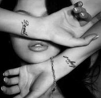 Dziewczyna z tatuażami na rękach, biało czarne zdjęcie.
