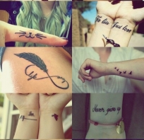 Różne motywu tatuaży, pióro z napisem, fruwające ptaki - motywy głównie na rękę oraz przedramię.