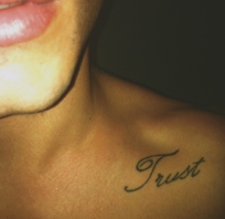 trust, zaufanie, tatuaż, mały, dyskretny, napis, ramię