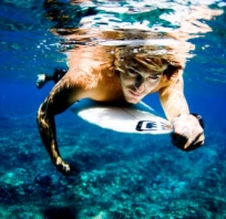 zdjęcie, chłopak, pod, wodą, surf, blondyn