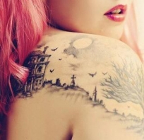 Tatuaż z widokiem na plecach. Czerwonowłosa dziewczyna z pięknymi ustami.