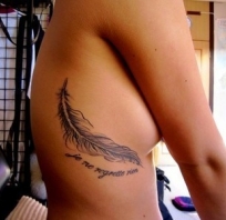 Tatuaż - motyw pióra z sentencją poniżej, pod biustem z boku ciała, fajna dziara, jak Wam się podoba?