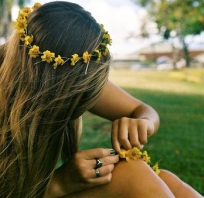 włosy, wianek, kwiaty, dziewczyna, siedzi, plecie,