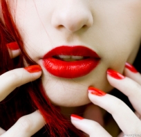 Czerwone usta i czerwone paznokcie :)