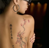 tatuaż, plecy, tattoo, chiński, napis, okulary, kobieta, kolczyk, śliczna, drzewo