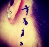 Tatuaż w kształcie latających ludzików, za uchem . Bardzo ciekawy! zdjęcie.