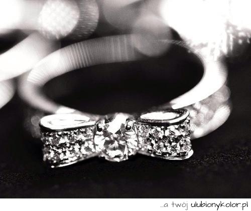 Przepiękny pierścionek w kształcie kokardy z diamentami