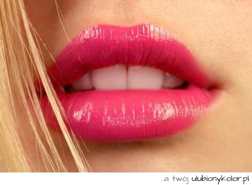 Zdjęcie mega seksownych ust, różowa szminka i piękne białe zęby.
