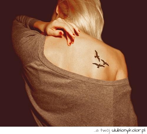 ptak, tatuaż, tattoo, motyw ptaka, blondynka, czerwone paznokcie
