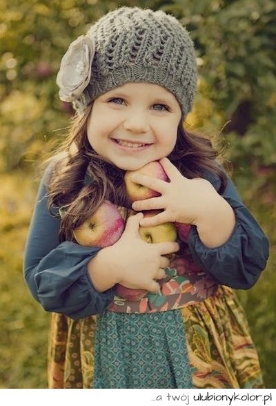 dziewczynka, piękna, kręcone, włosy, jabłka, uśmiech, czapka