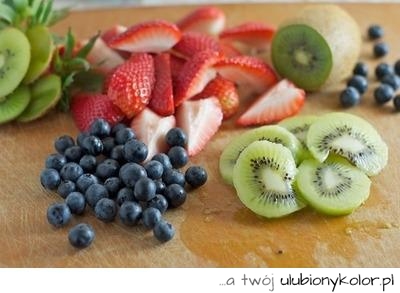owoce, kiwi, truskawki, jagody, pysznie, zdrowo, kolorowo