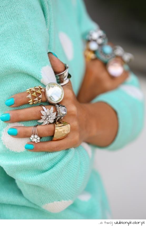 sweter, sweater, paznokcie, mint, miętowy, pierścionki, biżuteria 