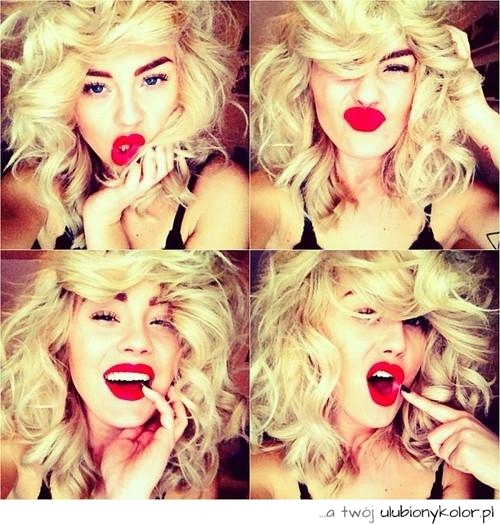 Seksowna kręcona blondynka z pięknymi i seksownymi czerwonymi ustami. Seria zdjęć!