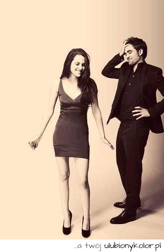 Najsłynniejsze wampiry z filmu - Bella i Edward. Zdjęcie czarno-białe z uśmiechem w tle.