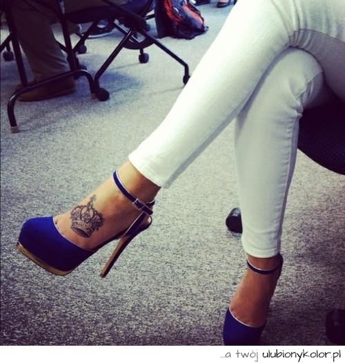 tatuaż, stopa, foto, szpilka, na nogach, tatuaż na nodze