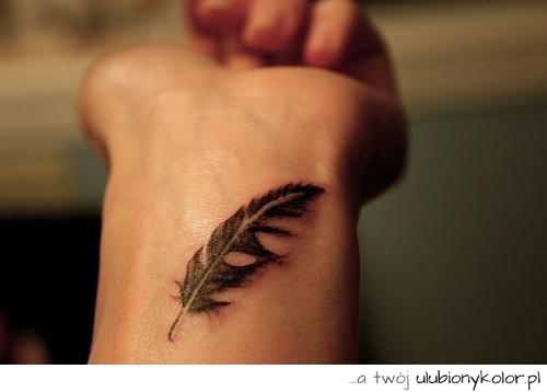 Tatuaż na nadgarstku, motyw pióra, ładny nie rzucający się w oczy, zdjęcie.