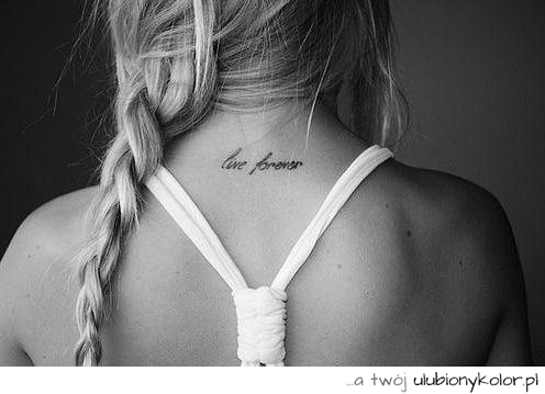 Tatuaż na plecach dziewczyny "live forever"