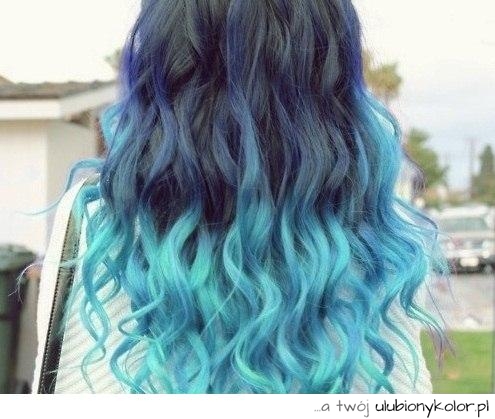 Dziewczyna o niebieskich włosach.
