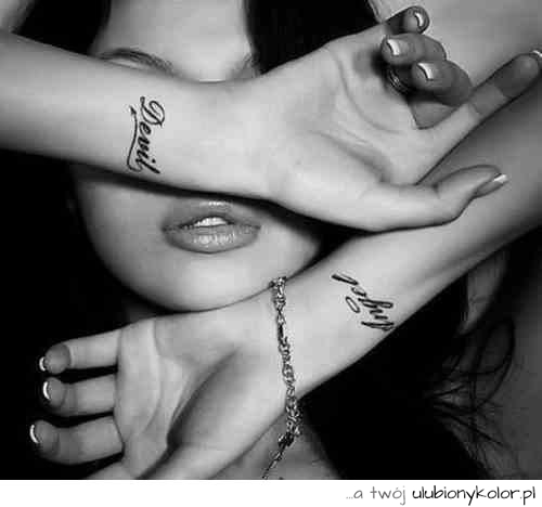 Dziewczyna z tatuażami na rękach, biało czarne zdjęcie.