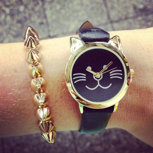 kot, złoty, czarny, zegarek, bransoletka, biżuteria, inspiracje, moda