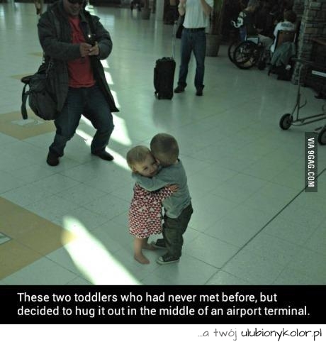 To ich pierwsze spotkanie, nie widzieli się nigdy wcześniej.
Postanowili się przytulić na środku lotniska.