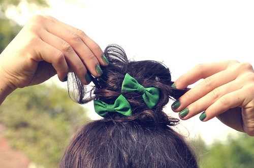 włosy, kok, kokardki, zielony, zieleń, fryzura, dodatki, spinki, spineczki, inspiracje, moda