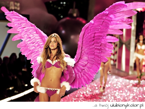 Sekskowna modelka z skrzydałami anioła :) na dodatek różowymi :)