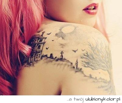 Tatuaż z widokiem na plecach. Czerwonowłosa dziewczyna z pięknymi ustami.