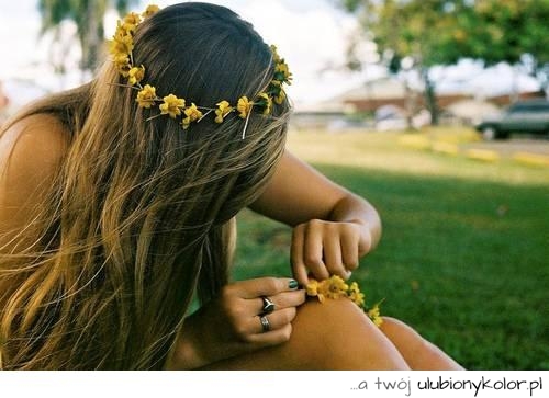 włosy, wianek, kwiaty, dziewczyna, siedzi, plecie,