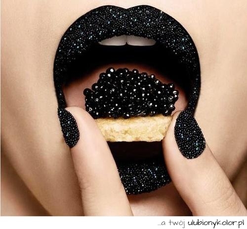 Kawior i usta! świetne zdjęcie. czarny przepiękny makijaż i niezwykle apetyczne usta!