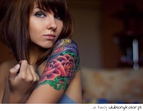 kobieta, tatuaż, szatynka, brunetka, oczy kolorowe, motyw, kwiaty, kwiat