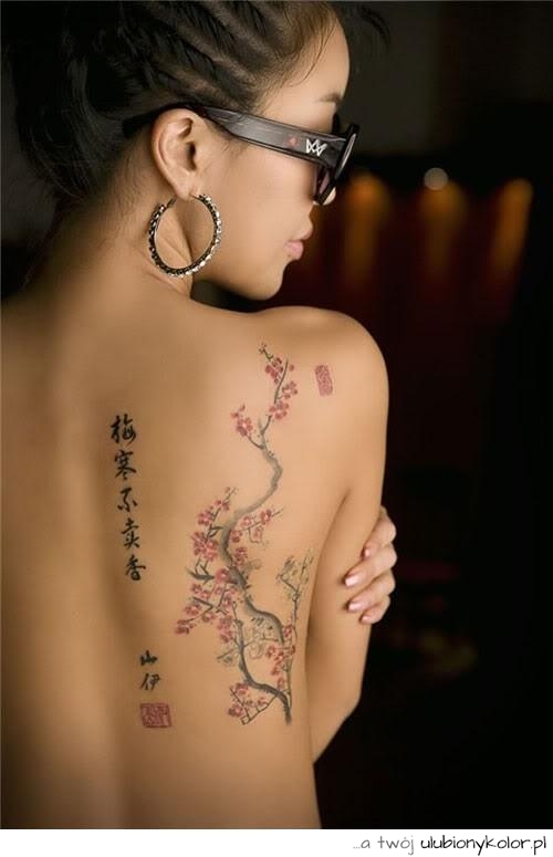 tatuaż, plecy, tattoo, chiński, napis, okulary, kobieta, kolczyk, śliczna, drzewo