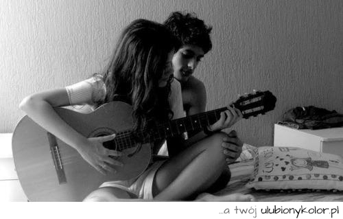 chłopak, dziewczyna, gitara, czarno białe, romantyczne, love, nauka, pocałunek