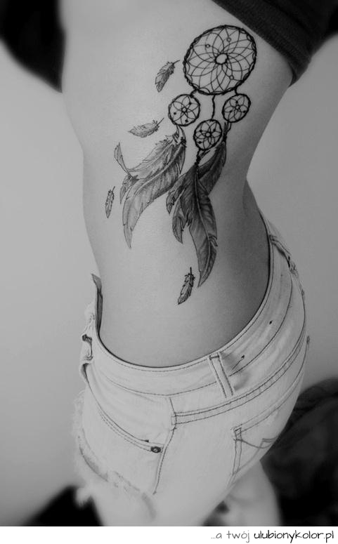 Tatuaż, motyw piór.